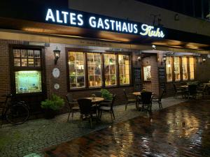 帕彭堡Altes Gasthaus Kuhr - Hotel & Restaurant的餐厅前面设有桌椅