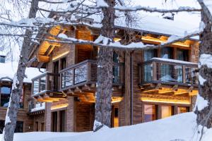 利维尼奥Chalet Imbosc'ché - 5 beautiful rooms in charming B&B的雪中树林中的房屋