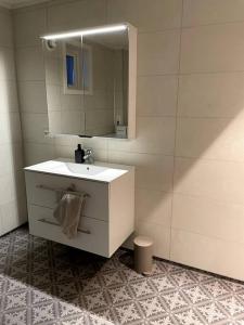 莱克内斯Lofoten - New apartment, close to airport.的浴室设有白色水槽和镜子