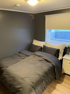 莱克内斯Lofoten - New apartment, close to airport.的一间卧室设有两张靠窗的床。