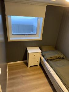 莱克内斯Lofoten - New apartment, close to airport.的一间小卧室,配有床和窗户