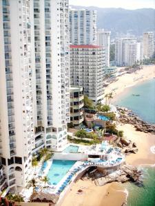 阿卡普尔科Hotel Las Torres Gemelas Acapulco的享有海滩和建筑的空中景致