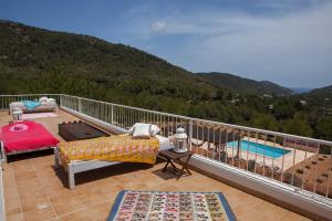 卡拉圣维森特Hacienda Ses Caletes的享有游泳池景致的阳台