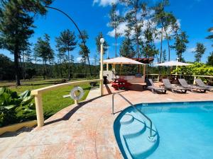 圣伊格纳西奥Kane Villas - Mountain Pine Ridge的一个带椅子和凉亭的游泳池
