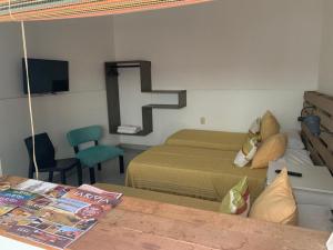 拉里奥哈Departamentos Temporales Alberdi的卧室配有两张床,墙上有一个十字架