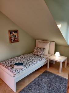萨格勒布The Lovely Garden House的一间小卧室,配有一张床和一张桌子