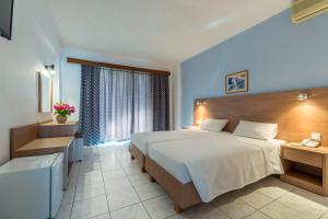 科林比亚HOTEL TINA FLORA的一间卧室设有一张大床和一个窗户。