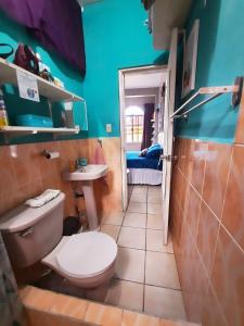 特古西加尔巴Cómodo Apartamento privado的一间带卫生间和水槽的浴室