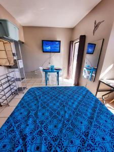 特古西加尔巴Cómodo Apartamento privado的一间卧室配有一张蓝色的床和一张桌子