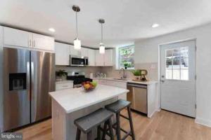 费城Brand new home in South Philly!!!的厨房配有白色橱柜和不锈钢用具