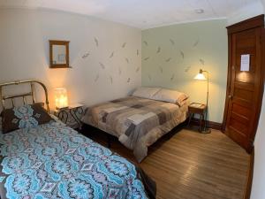 尼亚加拉瀑布旺德佛思宾馆和旅馆的一间卧室设有两张床、一盏灯和一扇门