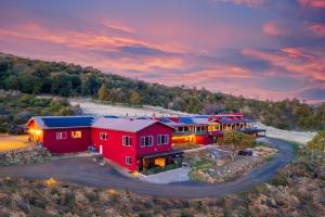 朱利安Quiet Mind Mountain Lodge, Retreat & Spa的红色房子的空中景色