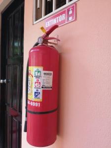 埃斯特利Hostal Mariella的建筑物一侧的红色消防栓