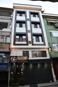 伊斯坦布尔Kassimo Hotel的前面有一间宏伟的酒店