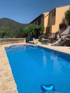 阿拉罗Villa Sa Teulera Alaro的一座大蓝色游泳池,位于房子前
