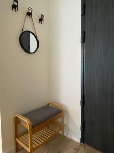 什切青Apartment Insat II的墙上设有长凳和镜子的房间