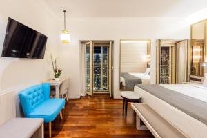 马德里普雷西亚多斯酒店的一间酒店客房,配有一张床和一台电视