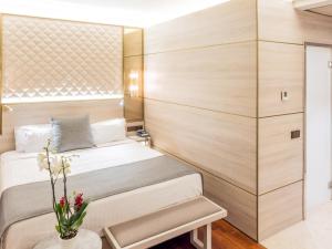 马德里普雷西亚多斯酒店的一间带床和橱柜的小卧室
