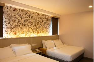 雪邦THE CROWN HOTEL @ KLIA的酒店客房设有两张床和窗户。