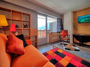 雷加霍斯达哈施Vintage chic -central, wifi, mountain view的客厅配有橙色沙发和玻璃桌