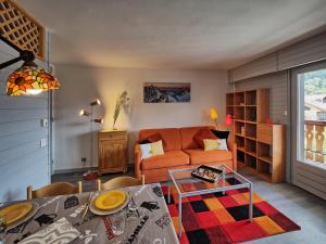 雷加霍斯达哈施Vintage chic -central, wifi, mountain view的客厅配有橙色沙发和桌子
