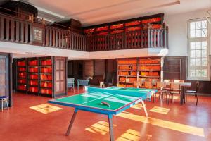 阿姆斯特丹阿姆斯特丹创造者旅舍的一间设有乒乓球桌的房间
