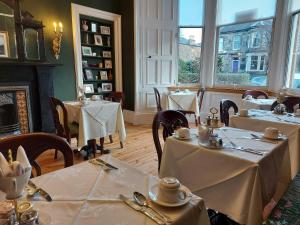 爱丁堡巴若尼之家的餐厅配有桌椅和白色桌布