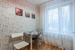 莫斯科韦奇诺布鲁斯尼卡公寓的一间带桌椅和窗户的用餐室