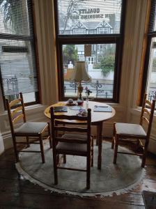 道格拉斯All Seasons Guesthouse的一间带桌椅和窗户的用餐室