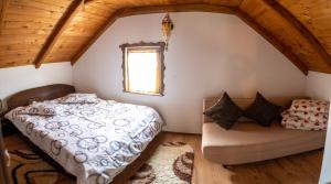 博尔沙Cabana Rustic的一间卧室配有一张床和一张沙发