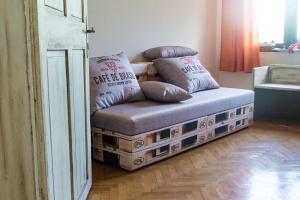 科切维Grajska kmetija的一张沙发,上面有枕头