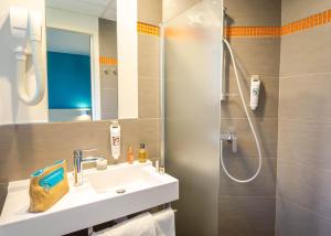 马赛B&B HOTEL Marseille Centre La Timone的一间带水槽和淋浴的浴室