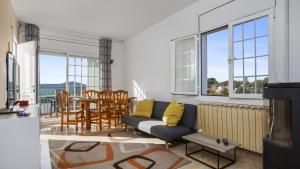 Caulés2Mari01 - Lloret de Mar的客厅配有沙发和桌子