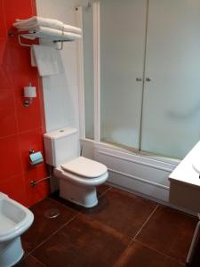 康达Apartamentos Astilleros的浴室配有卫生间、淋浴和盥洗盆。