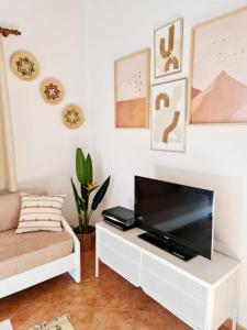 卡拉恩·布拉內斯Villas El Pinar的客厅配有白色桌子上的平面电视