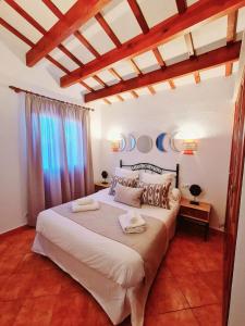 卡拉恩·布拉內斯Villas El Pinar的一间卧室,卧室内配有一张大床