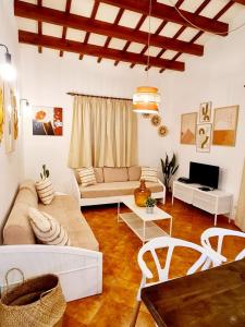卡拉恩·布拉內斯Villas El Pinar的客厅配有沙发和桌子