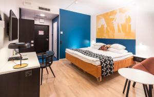 波里原始索克斯瓦库纳珀里酒店的一间卧室设有一张床和蓝色的墙壁