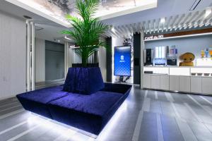 福山HOTEL 粋的一间有紫色沙发的房间,里面装有植物