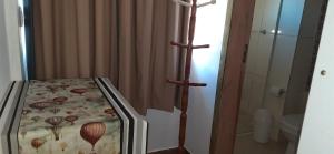 帕苏迪托雷斯Recanto da Lagoa的一间卧室配有一张带天蓬和淋浴的床