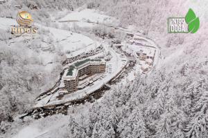 Kürreiseba里多斯地热酒店及Spa的雪地里滑雪胜地的正面景色