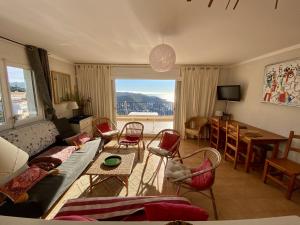 罗萨斯Garbinell A - Piso muy bonito, Vistas al mar espec的客厅配有沙发、椅子和桌子