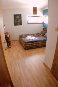 MístekAsian Zen的一间卧室配有一张床,铺有木地板