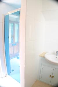 斯特劳德彭里斯度假屋的白色的浴室设有水槽和镜子