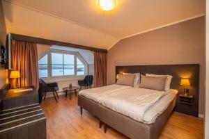 ÖverkalixGrand Arctic Resort的一间卧室设有一张大床和一个窗户。