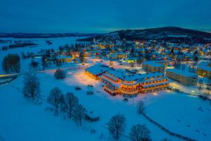 ÖverkalixGrand Arctic Resort的夜间在雪中欣赏度假村的空中景色