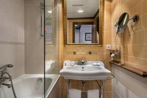 皇家玛诺特酒店的一间浴室
