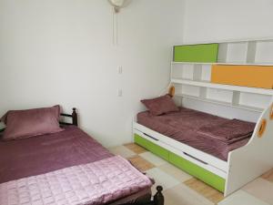 哈萨شقق عائلية مع انترنت مجاني的一间卧室配有两张床和一张床套