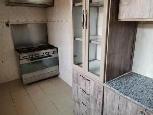 哈萨شقق عائلية مع انترنت مجاني的厨房配有烤箱和炉灶。