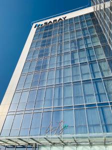 阿布扎比Saray Deluxe Hotel Apartments的上面有索尼标志的高楼